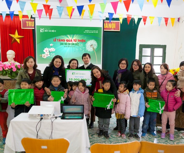 Bệnh viện Mắt Hà Nội 2 tặng quà trẻ em trường khiếm thính - Anh 1